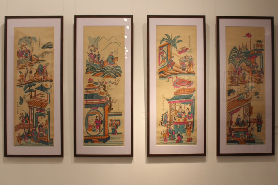 Al hablarse de las pinturas folclóricas de Hang Trong, se suele pensar en los cuadros con nombres de Ngu Ho (cinco tigres), To Nu (Cuatro mujeres músicas) o de Dong Ho. Pero, de hecho, esas obras populares representan cuentos históricos y relacionados con el folclore nativo. Las pinturas de Hang Trong aparecieron por primera vez en el siglo XVI y se hicieron populares a fines del siglo XIX. Están fuertemente influenciadas por los pensamientos regionales, la cultura y religiones como el budismo, el taoísmo y el confucianismo. También combinan el arte de estatuas y esculturas en templos y pagodas y la belleza en la vida cotidiana de las personas. Las pinturas de Hang Trong se elaboran mediante un método más sofisticado que otros géneros de cuadros tradicionales. (Foto: Vietnam+)
