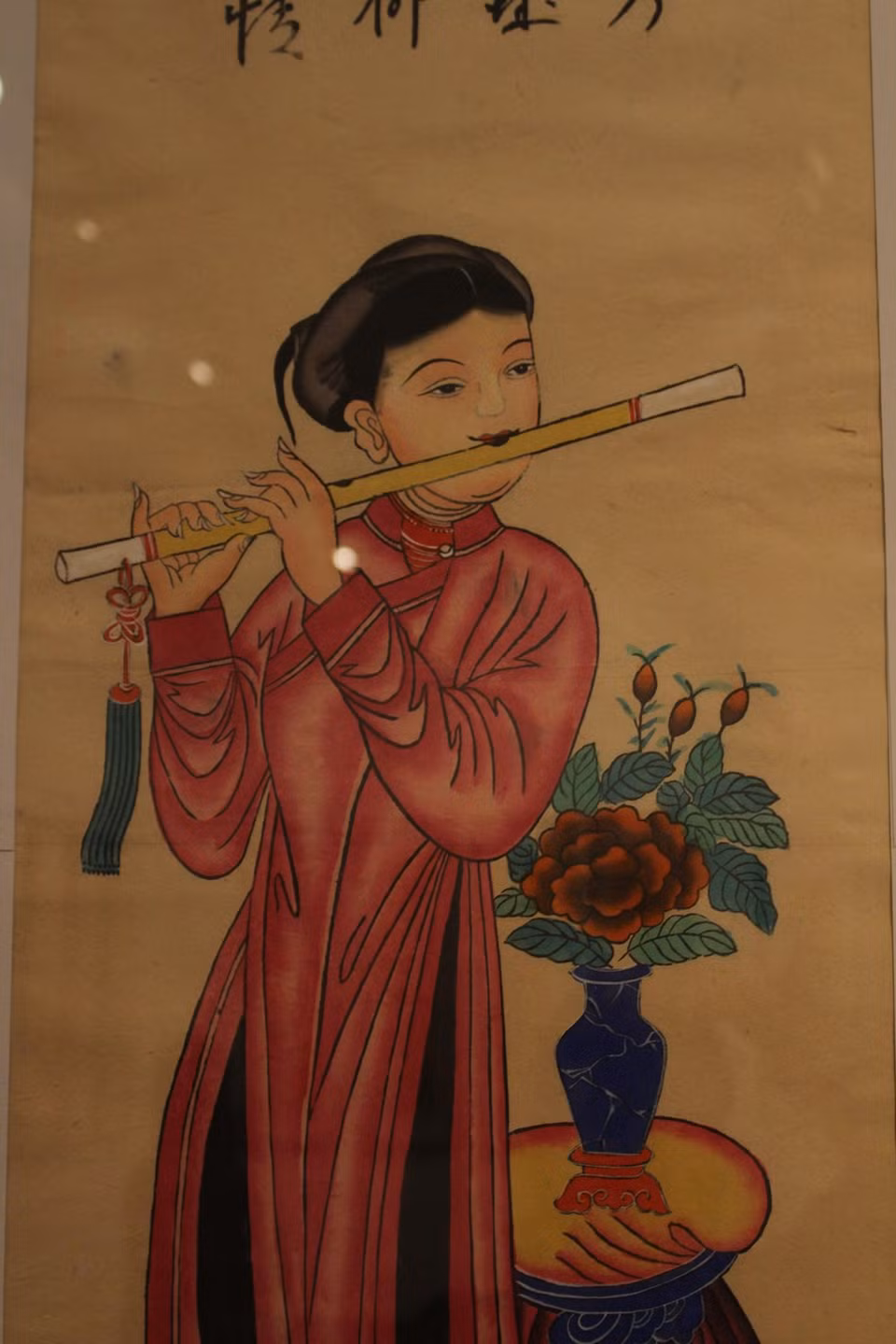 Se trata del conjunto de las cuatro pinturas de To Nu alusivas a la belleza de cuatro chicas tocando instrumentos musicales diferentes. Según la evaluación de un visitante a la exposición, “Estas pinturas son preciosas. Sus colores están extremadamente armonizados mientras que cada uno de los detalles en los dibujos es magnífico”. En el evento, también se presenta otros conjuntos de cuadros folclóricos de Tu Binh con el tema Tu quy (Cuatro estaciones del año), Tu dan (Cuatro carreras importantes del ser humano: Pesca, Tala de árboles, Agricultura, Enseñanza), entre otros. A través de esas obras, los visitantes pueden comprender en parte el concepto del tiempo y la vida cotidiana de la población desde la antigüedad. (Foto: Vietnam+)