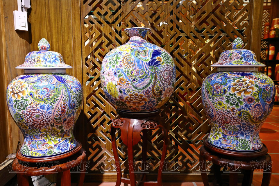 En cada área, se exhiben diversos productos cerámicos para que los visitantes lo contemplen y experimenten (Fuente: VNA)