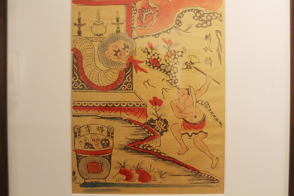 Además de los cuentos históricos, en la exposición también se muestran las pinturas sobre Thanh Sach, un protagonista famoso de un cuento legendario de Vietnam. Según el investigador Phan Ngoc Khue, estas pinturas describen escenas con cierta continuidad. En la obra, se escriben versos en idioma chino, mostrando los deseos de paz, felicidad y riqueza; y ha sido durante mucho tiempo seleccionada para colocarse en las paredes de la casa en aras de dar la bienvenida a la primavera o al culto, según el contenido de cada conjunto de imágenes. A través de esas obras, las nuevas generaciones pueden comprender en parte el concepto del tiempo y la vida cotidiana de la población desde la antigüedad. (Foto: Vietnam+)