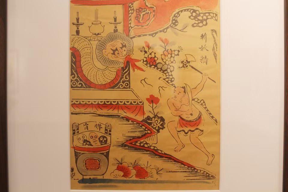 Además de los cuentos históricos, en la exposición también se muestran las pinturas sobre Thanh Sach, un protagonista famoso de un cuento legendario de Vietnam. Según el investigador Phan Ngoc Khue, estas pinturas describen escenas con cierta continuidad. En la obra, se escriben versos en idioma chino, mostrando los deseos de paz, felicidad y riqueza; y ha sido durante mucho tiempo seleccionada para colocarse en las paredes de la casa en aras de dar la bienvenida a la primavera o al culto, según el contenido de cada conjunto de imágenes. A través de esas obras, las nuevas generaciones pueden comprender en parte el concepto del tiempo y la vida cotidiana de la población desde la antigüedad. (Foto: Vietnam+)