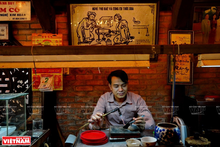 La orfebrería tradicional de Hue se ha conservado y desarrollado gracias a las generaciones de talentosos artesanos, incluido el joyero Le Luong, quien ha trabajado en este campo durante las últimas décadas (Fuente: Revista ilustrada de Vietnam)