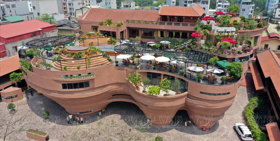 La obra se construyó en una superficie de tres mil 300 metros en la aldea de Bat Trang, a unos 15 kilómetros del centro de la capital de Hanoi (Fuente: VNA)