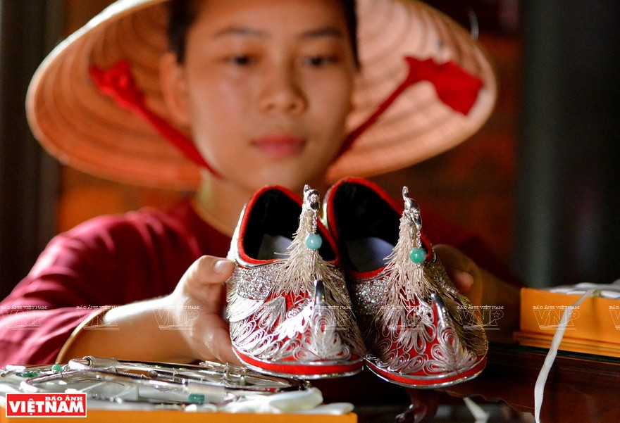 La chica de Hue y exquisitos zapatos plateados (Fuente: Revista ilustrada de Vietnam)