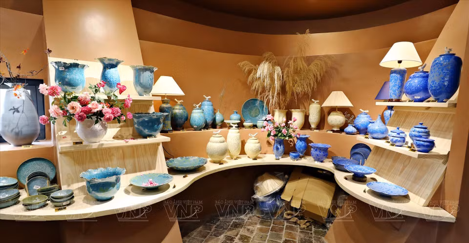 En cada área, se exhiben diversos productos cerámicos para que los visitantes lo contemplen y experimenten (Fuente: VNA)