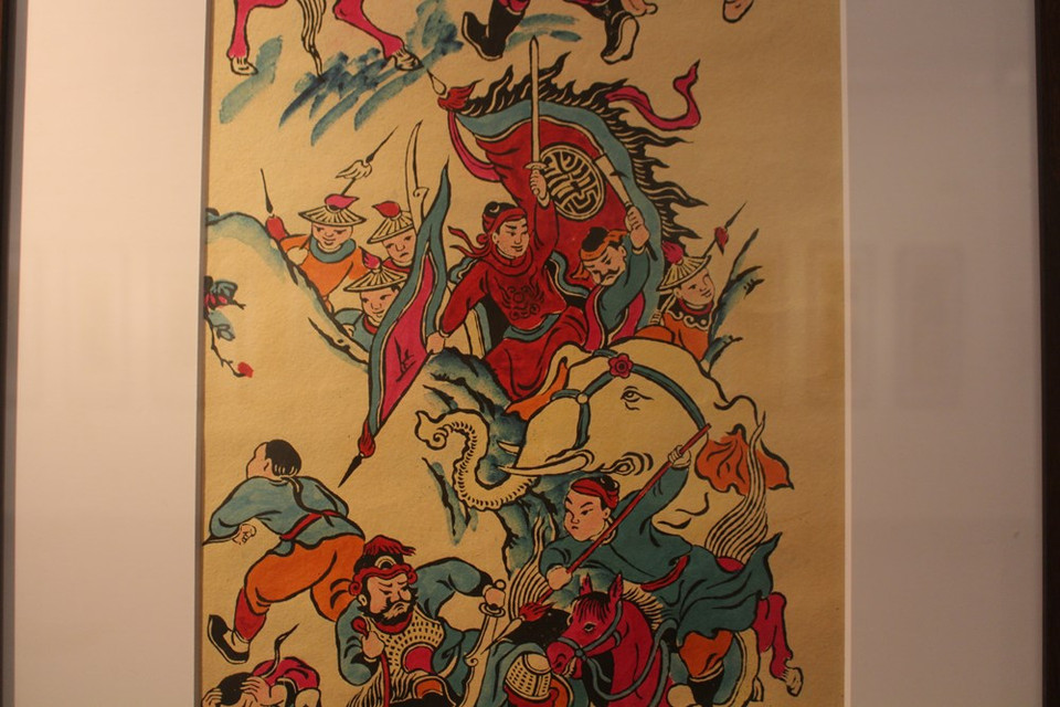 Dentro de la exposición de arte titulada “El color de la primavera en la pintura popular de Tu Binh”, en desarrollo en el Museo de Bellas Artes de Vietnam, se exhibe el cuadro sobre el tema del rey Quang Trung, quien lideró al pueblo a la gran victoria contra invasores de la dinastía Qing de China en 1789. Según el investigador Phan Ngoc Khue, la línea de pintura Tu Binh sobre los temas históricos describe a menudo a los héroes o los eventos relevantes en leyendas del país. Se trata de una línea de pinturas folclóricas de Hang Trong, que se remonta al siglo XVI. Cada una de las obras exhibe colores vivos que reflejan la belleza y la rica cultura de la comunidad donde se originan. (Foto: Vietnam+)