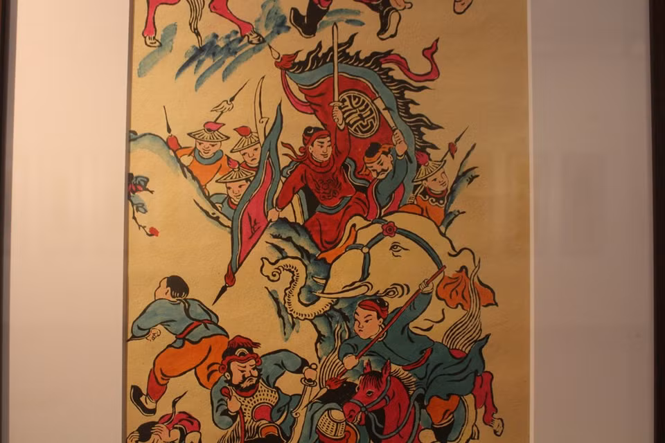 Dentro de la exposición de arte titulada “El color de la primavera en la pintura popular de Tu Binh”, en desarrollo en el Museo de Bellas Artes de Vietnam, se exhibe el cuadro sobre el tema del rey Quang Trung, quien lideró al pueblo a la gran victoria contra invasores de la dinastía Qing de China en 1789. Según el investigador Phan Ngoc Khue, la línea de pintura Tu Binh sobre los temas históricos describe a menudo a los héroes o los eventos relevantes en leyendas del país. Se trata de una línea de pinturas folclóricas de Hang Trong, que se remonta al siglo XVI. Cada una de las obras exhibe colores vivos que reflejan la belleza y la rica cultura de la comunidad donde se originan. (Foto: Vietnam+)