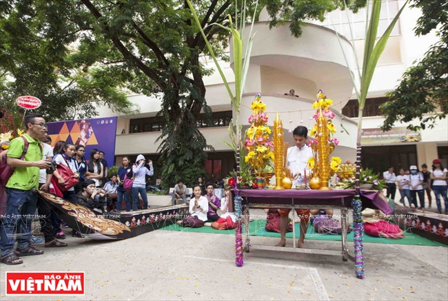 Reeditan el festival Ok Bom Bok de los Khmer. El festejo se dedica al diós de la luna y ora por buena cosecha. 