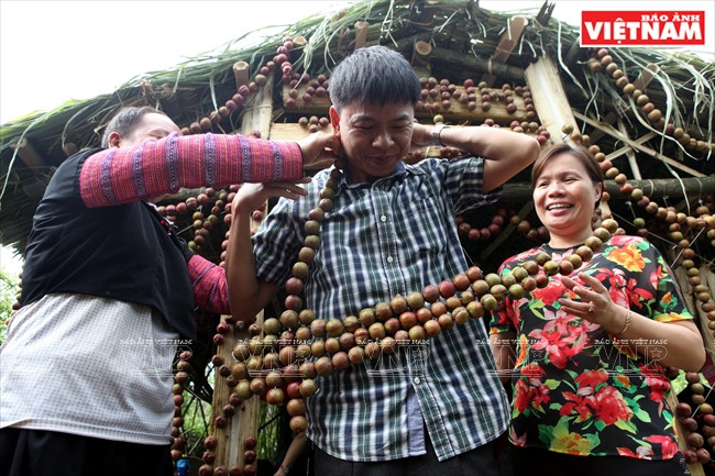 Un turista con el Khen (flauta tradicional de los Mong), hecho con ciruelas. 