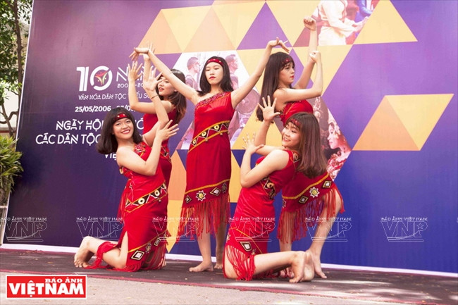 Actuación retrata imágenes de muchachas en la Altiplanicie Occidental