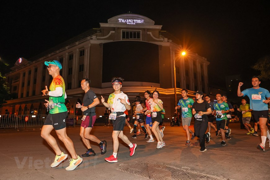 Al igual que las carreras más importantes del mundo, todas las competencias de VPHM 2022 están estandarizadas de acuerdo con los criterios internacionales de la Asociación de Maratones Internacionales y Carreras de Distancia (AIMS). El 2022 es también el primer año en que VPBank Hanoi Marathon se reconoce oficialmente como una carrera clasificatoria para que los atletas ganen el derecho a inscribirse en la competencia mundial por edad Abbott World Marathon Majors (Grandes Maratones). Con el mensaje "Brilla Vietnam", la edición de este año representa un emocionante saludo de la capital, Hanoi, a los amigos nacionales e internacionales, contribuyendo a divulgar la imagen de una urbe pacífica, encantadora e histórica. (Foto: Vietnam+)