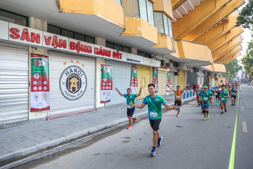 Según la empresa DHA, coorganizadora del evento, lo más destacado de VPHM 2022 y también lo que capta la mayor atención de los organizadores son las rutas a través de sitios muy bellos de Hanoi. "Para tener una pista de atletismo típica que conecta paisajes famosos e imbuidos de la belleza de la cultura callejera y el tráfico único de la capital, a través de más de 80 vías, tuvimos que estudiar los caminos por muchos meses y realizar cientos de inspecciones, así como reuniones con las autoridades funcionales para elaborar un plan que garantice la seguridad y la fluidez del tráfico en la ciudad", dijo Nguyen Tri, director general de DHA Vietnam, miembro del comité organizador. (Foto: Vietnam+)