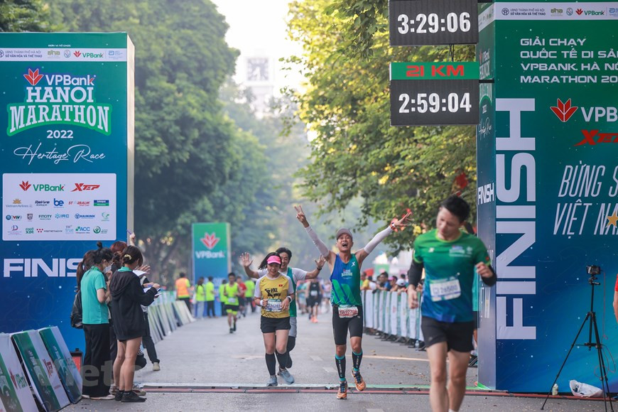 Acreditado por World Athletics y certificado oficialmente por Grade A Measurers de la Asociación de Maratones Internacionales y Carreras de Distancia (AIMS), VPBank Hanoi Marathon además es afiliado a la Federación de Atletismo de Vietnam (VAF). El maratón se ha convertido en miembro oficial de AIMS desde 2019. La carrera, que se llevó a cabo por primera vez en 2018 bajo el nombre de Hanoi International Heritage Marathon, atrajo de inmediato la atención de casi tres mil atletas y entusiastas de las carreras de Vietnam y de todo el mundo. Se espera que, al asistir al certamen en esta capital milenaria, los corredores podrán apreciar la imagen de un Vietnam pacífico y amistoso. (Foto: Vietnam+)