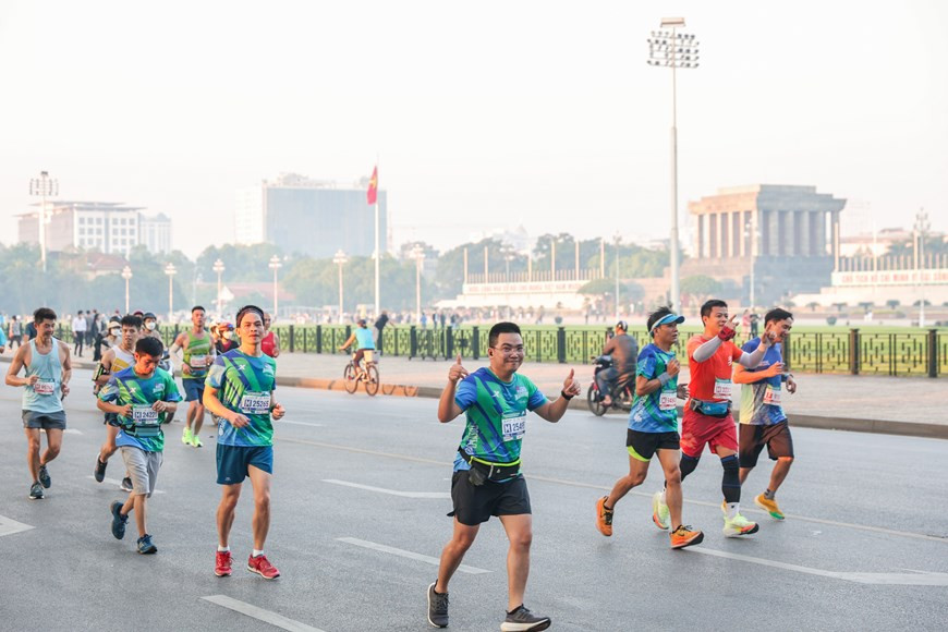 Para mayor incentivo en 2022, los organizadores otorgarán un premio especial en efectivo y un trofeo al atleta que rompa el récord nacional, con la expectativa de que pronto se establezca un nuevo hito, para presentar entre los logros del maratón de Vietnam a amigos regionales y mundiales. VPBank Hanoi Marathon 2022 está listo para que cada paso de los corredores en la pista les traiga experiencias únicas sobre Hanoi, una capital dinámica que se desarrolla día a día pero que aún conserva una belleza encantadora. Respaldado exclusivamente por el Comité Popular municipal, se trata de un evento de maratón oficial de la ciudad fundada en 1010. Su patrocinador principal es el Banco de Prosperidad de Vietnam (VPBank), un prestamista líder en Vietnam. (Foto: Vietnam+)