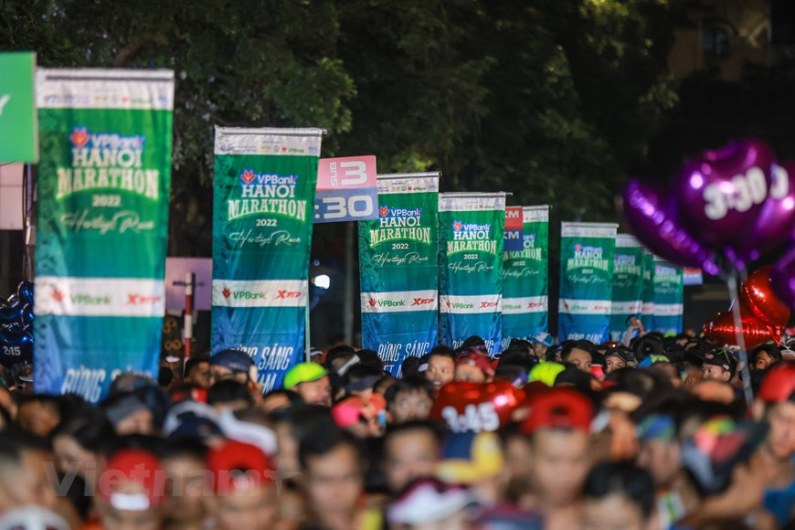 Este año, la corrida cuenta con la presencia de más de mil atletas de países de la región, lo que demuestra el atractivo del torneo. Organizado profesionalmente según estándares internacionales, VPHM 2022 recorre cuatro distancias de cinco, 10, 21 y 42 kilómetros, por las vías más bellas y famosas de la capital de Vietnam, Hanoi. Partiendo del lago Hoan Kiem, los atletas correrán a través de las calles del casco antiguo, así como por sitios históricos como el Templo de la Literatura, el Mausoleo de Ho Chi Minh, el lago del Oeste, el puente de Long Bien y O Quan Chuong (Puerta de Quan Chuong), entre otros. (Foto: Vietnam+)