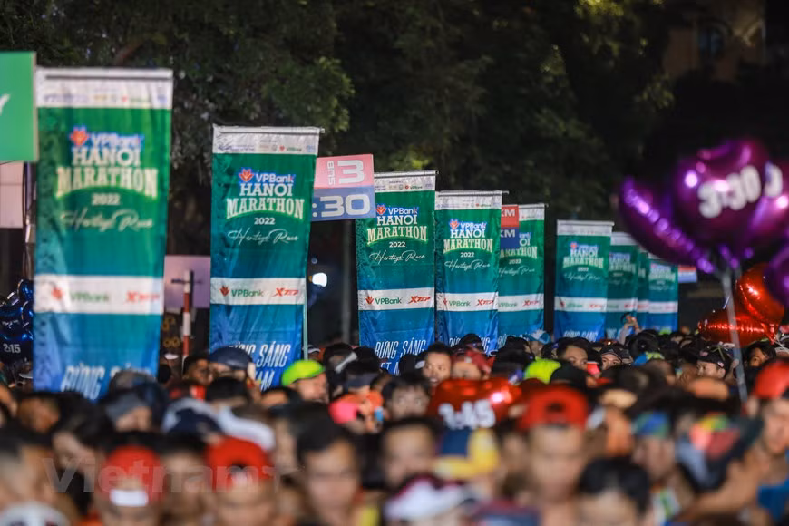 Este año, la corrida cuenta con la presencia de más de mil atletas de países de la región, lo que demuestra el atractivo del torneo. Organizado profesionalmente según estándares internacionales, VPHM 2022 recorre cuatro distancias de cinco, 10, 21 y 42 kilómetros, por las vías más bellas y famosas de la capital de Vietnam, Hanoi. Partiendo del lago Hoan Kiem, los atletas correrán a través de las calles del casco antiguo, así como por sitios históricos como el Templo de la Literatura, el Mausoleo de Ho Chi Minh, el lago del Oeste, el puente de Long Bien y O Quan Chuong (Puerta de Quan Chuong), entre otros. (Foto: Vietnam+)