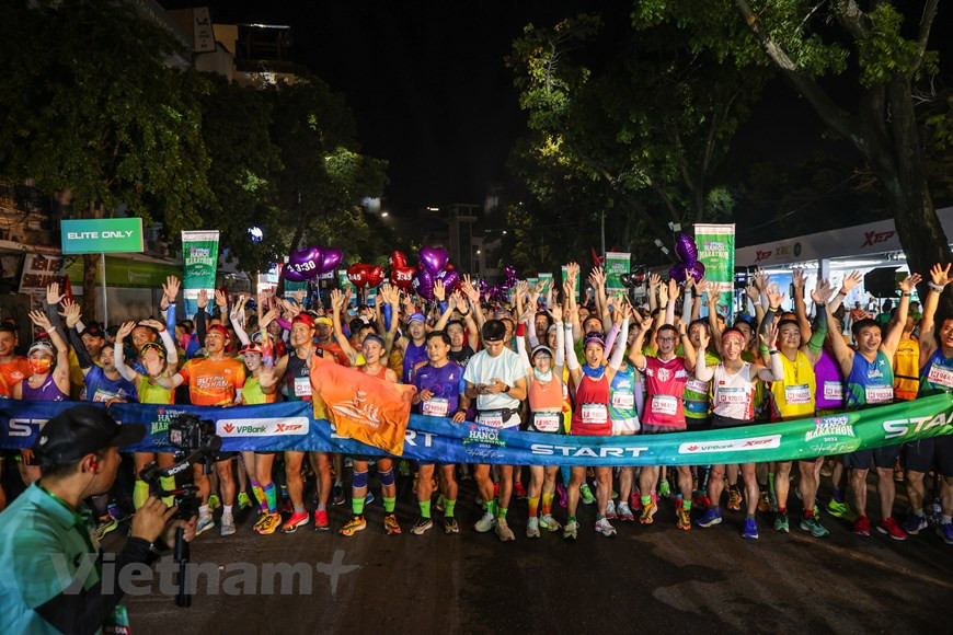 La carrera internacional VPBank Hanoi Marathon 2022 (VPHM 2022) comenzó oficialmente la mañana del 16 de octubre en la capital vietnamita. Según datos de los organizadores, más de 10 mil atletas nacionales y extranjeros se han inscrito para participar en el evento deportivo, de los cuales hasta tres mil competidores están decididos a conquistar la distancia de 42 kilómetros. Esta competencia es actualmente la carrera con mayor número de participantes en esa distancia de 42 mil metros en Vietnam. Exactamente a las 4:00 (hora local), miles de deportistas partieron de la plaza Dong Kinh Nghia Thuc para comenzar a conquistar los retos de la carrera. (Foto: Vietnam+)