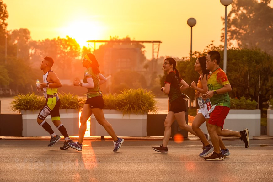 Más allá de un mero maratón, VPBank Hanoi Marathon se ha convertido en una carrera icónica de Hanoi, un festival tanto para corredores nacionales como para turistas internacionales que desean experimentar la belleza única de esta urbe milenaria. La carrera promete despertar el espíritu de deportividad, solidaridad y superación de uno mismo entre los participantes. La imagen de miles de atletas corriendo bajo el sol dorado del otoño de Hanoi, a través de monumentos históricos, probablemente sea el retrato más perfecto para promover un Vietnam brillante y próspero. VPBank Hanoi Marathon es la principal carrera profesional de Vietnam que se lleva a cabo anualmente en octubre en Hanoi. (Foto: Vietnam+)
