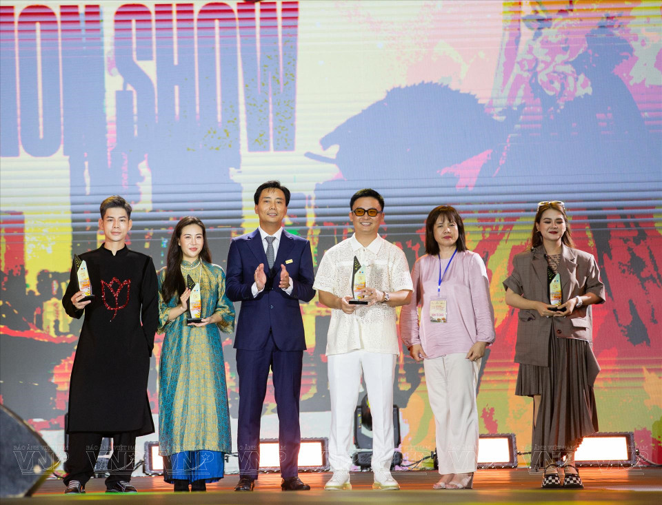 Los diseñadores presentan las colecciones del Ao Dai al público de la capital. (Foto: VNA)