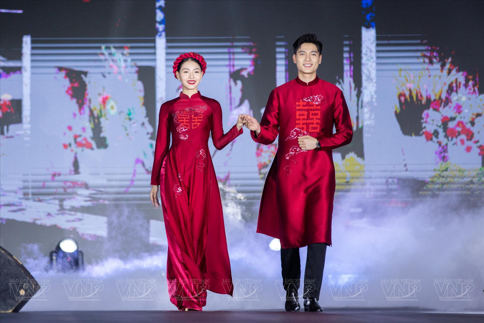 La colección incluye “Ao Dai” inspirado en las bodas vietnamitas (Foto: VNA)