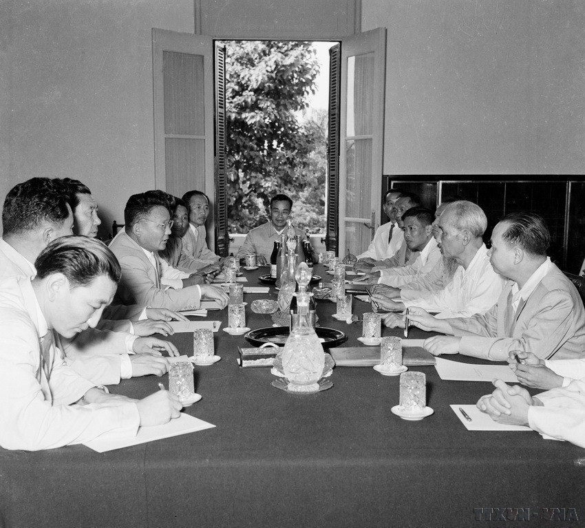 El Presidente Ho Chi Minh se entrevistó con el primer secretario del Partido Revolucionario del Pueblo y presidente del Consejo de Ministros de Mongolia, Tsedenbal, cuando visitó Vietnam (1959) (Foto: VNA)