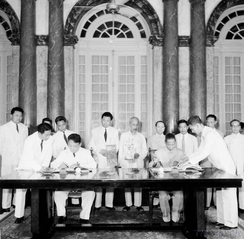 El 6 de septiembre de 1959, en el Palacio Presidencial, el Presidente Ho Chi Minh presenció la ceremonia de firma de los documentos de amistad entre Vietnam y Mongolia (Foto: VNA)