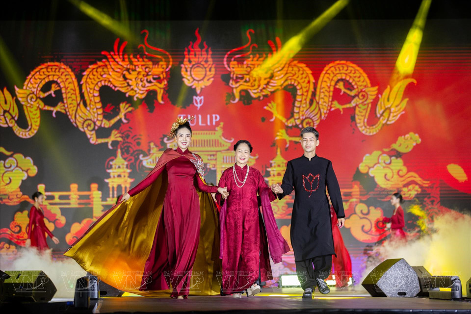 La artista popular Thu Quynh (centro) y la presentadora Mai Ngoc (izquierda) vistiendo “Ao Dai” diseñado por Dung Nguyen en el lanzamiento de la colección “Chon kinh ky” (La capital imperial). (Foto: VNA)