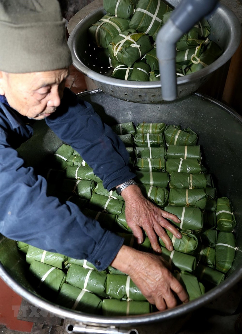 Los hogares suelen elaborar el Banh Chung del 10 de diciembre al 23 de enero en el calendario lunar, para satisfacer la demanda del Tet (Fuente: VNA)