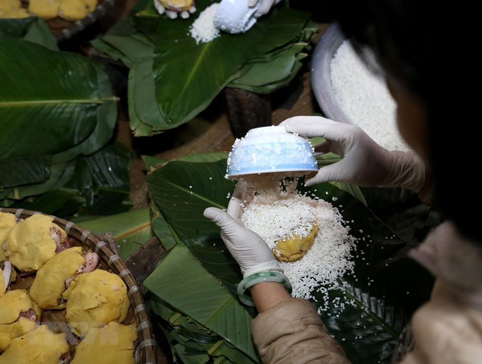 Los ingredientes son arroz, judía, carne de cerdo y hojas de una planta típica de Vietnam (Fuente: VNA) 
