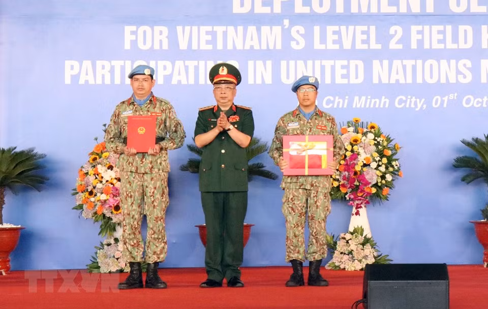 El viceministro de Defensa, coronel general Nguyen Chi Vinh, entrega la decisión de enviar al hospital de campaña a la misión de asistencia de las Naciones Unidas en Sudán del Sur (Fuente: VNA)