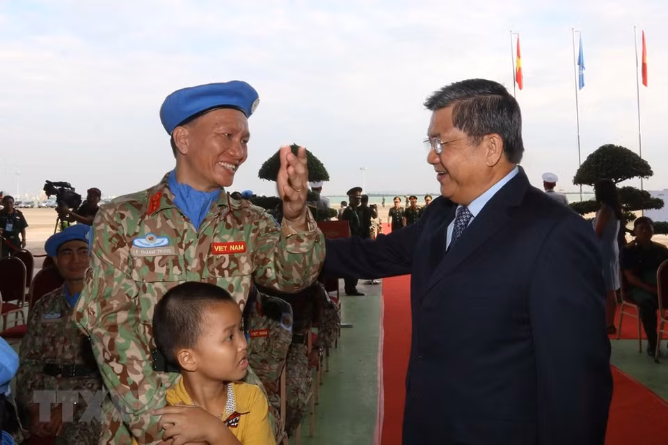 El jefe de la Comisión de Asuntos Exteriores de la Asamblea Nacional de Vietnam, Nguyen Van Giau, alienta a los oficiales para el cumplimiento eficiente de sus tareas (Fuente:VNA)