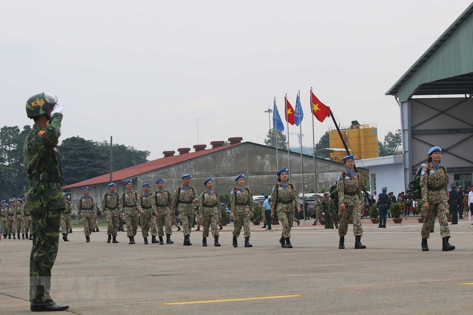 El acto de abanderamiento del personal del hospital de campaña de Vietnam que participará en la misión de mantenimiento de la paz en Sudán del Sur (Fuente: VNA)