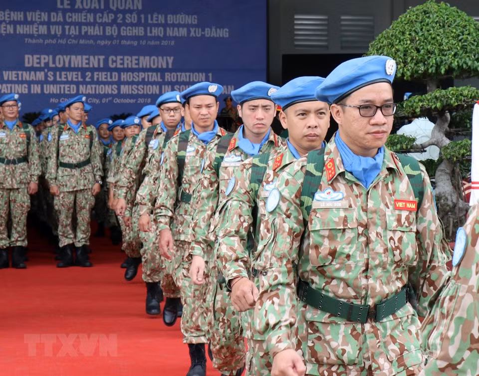 El acto de abanderamiento del personal del hospital de campaña de Vietnam que participará en la misión de mantenimiento de la paz en Sudán del Sur (Fuente: VNA)