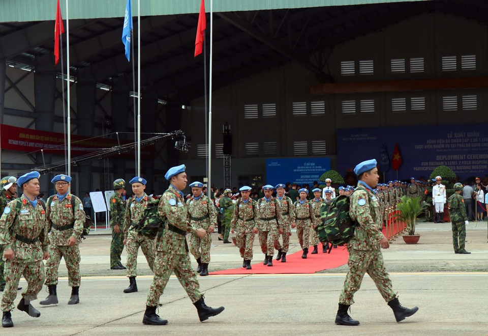 El acto de abanderamiento del personal del hospital de campaña de Vietnam que participará en la misión de mantenimiento de la paz en Sudán del Sur (Fuente: VNA)