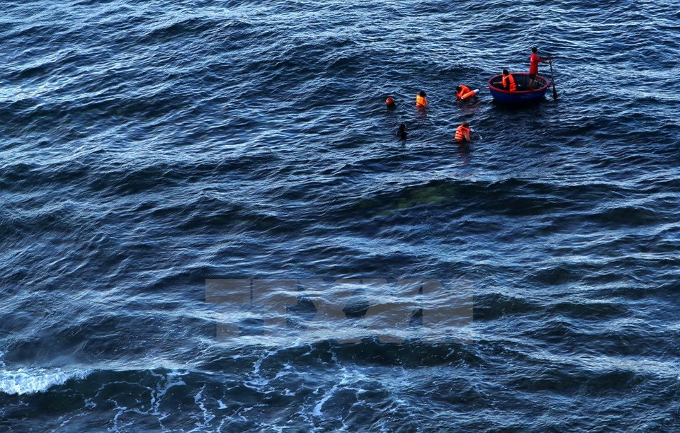 Turistas participan en el servicio de buceo en Ly son (Fuente: VNA)