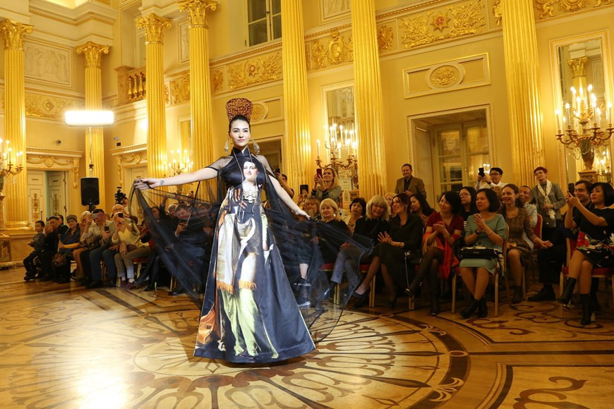 Desfile de Ao Dai en el museo Tsarytsino de Moscú. (Foto: Vera Mazhirina /VNA)