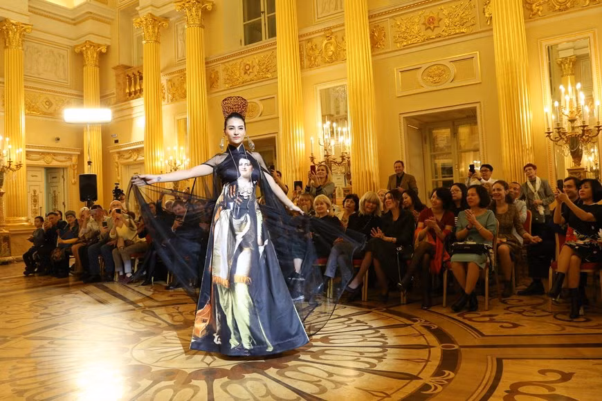 Desfile de Ao Dai en el museo Tsarytsino de Moscú. (Foto: Vera Mazhirina /VNA)