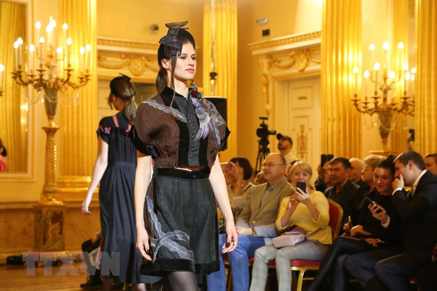 Desfile de Ao Dai en el museo Tsarytsino de Moscú. (Foto: Vera Mazhirina /VNA)