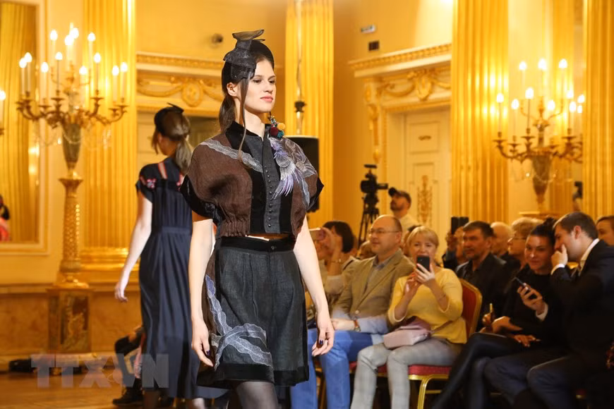 Desfile de Ao Dai en el museo Tsarytsino de Moscú. (Foto: Vera Mazhirina /VNA)