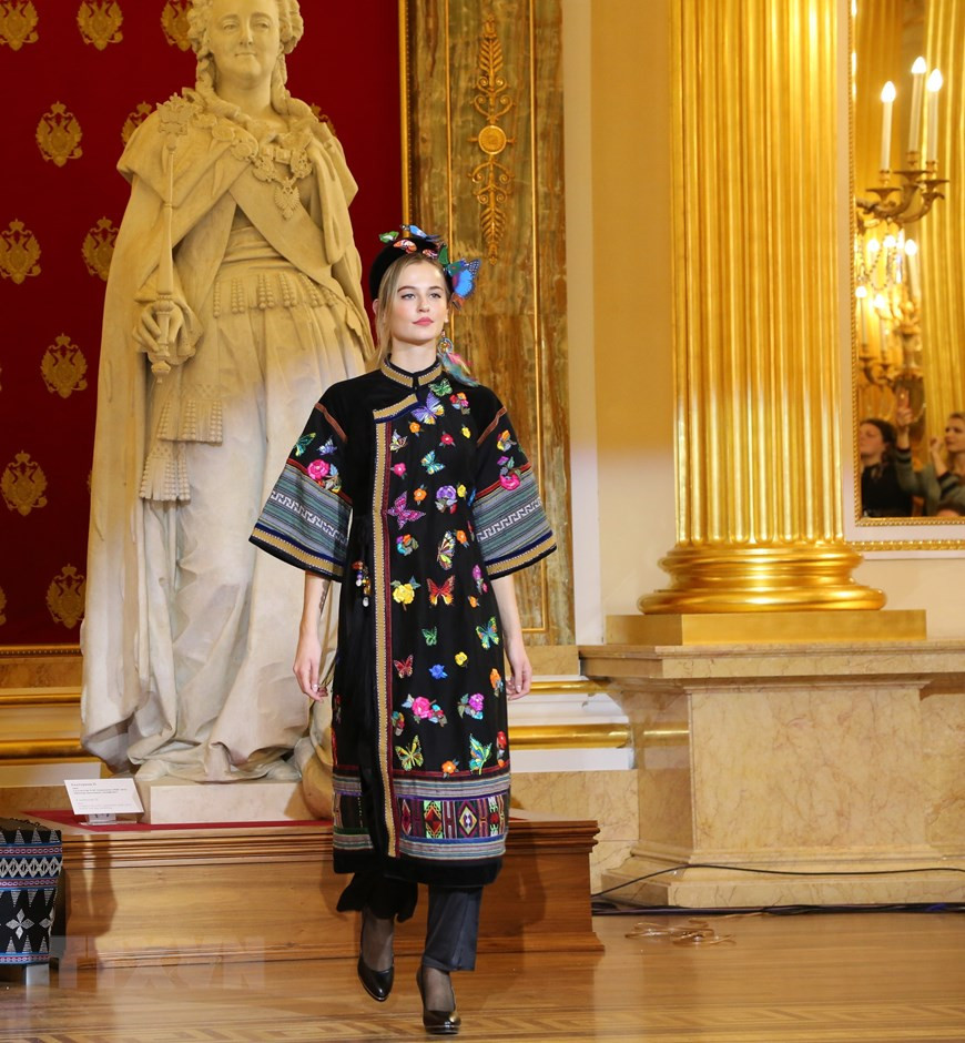 Desfile de Ao Dai en el museo Tsarytsino de Moscú. (Foto: Vera Mazhirina /VNA)