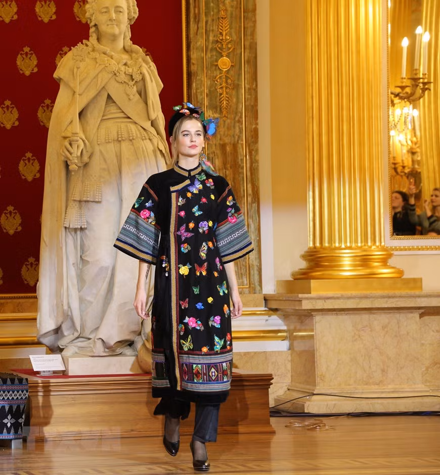 Desfile de Ao Dai en el museo Tsarytsino de Moscú. (Foto: Vera Mazhirina /VNA)