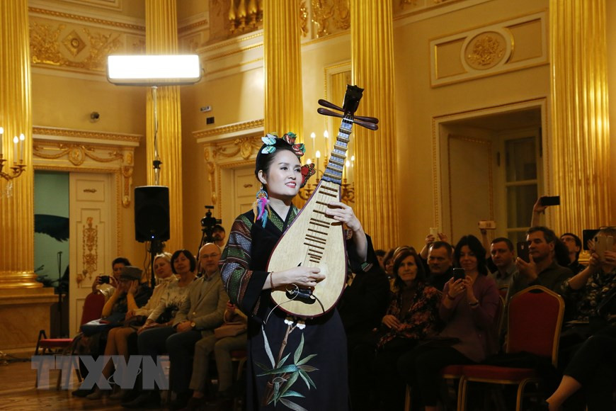 Desfile de Ao Dai en el museo Tsarytsino de Moscú. (Foto: Vera Mazhirina /VNA)