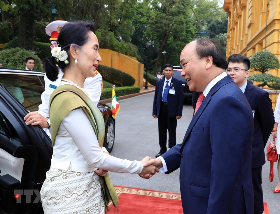 El premier Xuan Phuc recibe a la consejera Aung San Suu Kyi (Fuente: VNA)