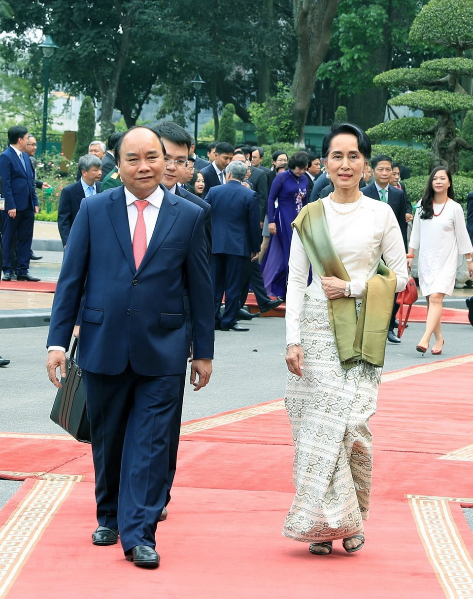 La dirigente myanmena se encuentra durante una visita de dos días a Hanoi.