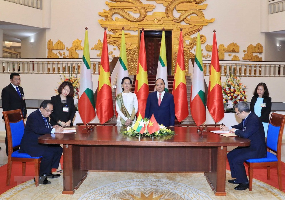 Xuan Phuc y Aung San Suu Kyi testimonaron la firma de los documentos de cooperación en los sectores de correo, telecomunicaciones e informática, y de información.