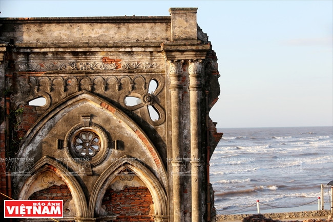 La iglesia fue destruida por la tormenta en 2005. Los restos de la iglesia sólo quedan el campanario.
