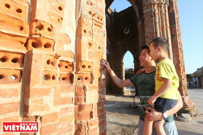 Los turistas visitan el lugar.