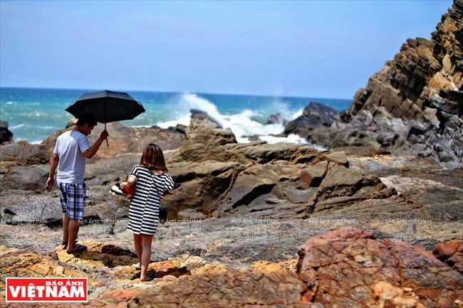 Los visitantes se interesan en descubrir la belleza del sedimento en los arrecifes de Mong Rong (Fuente: VNA)