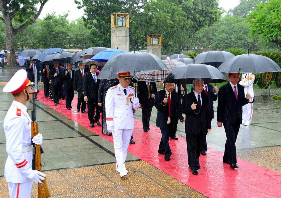 Los dirigentes colocaron ofrendas florales en este monumento (Fuente: VNA)