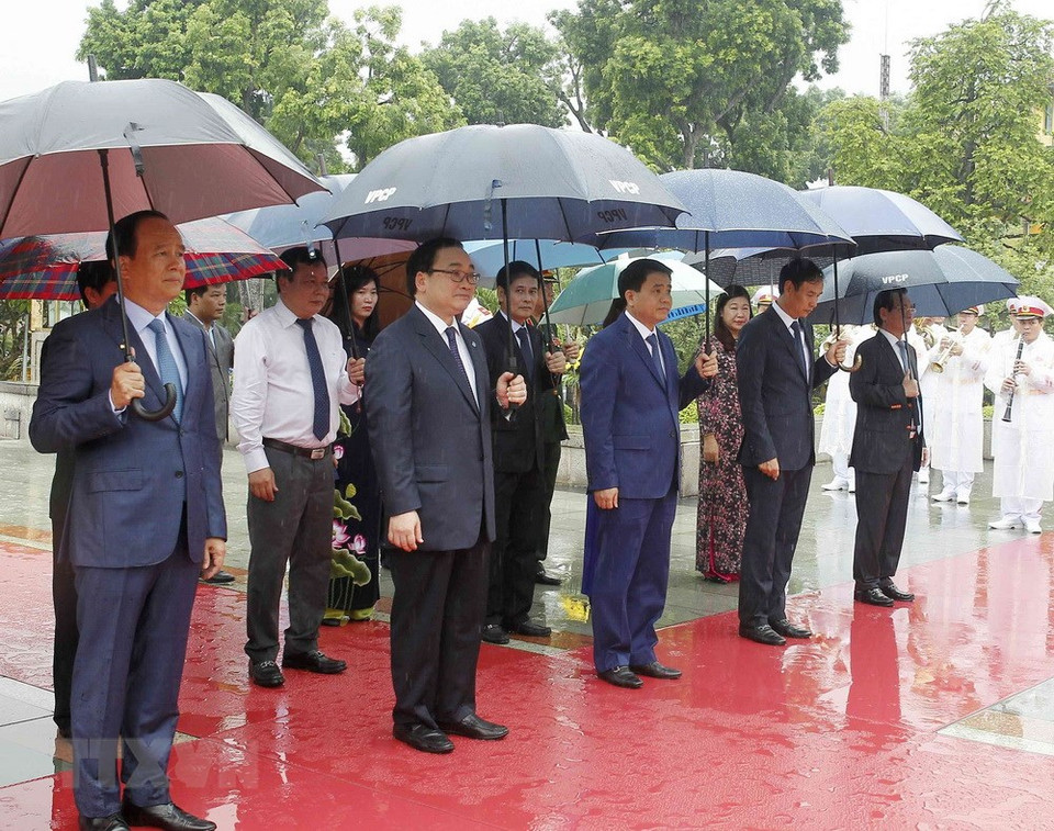 La delegación del Consejo y el Comité Popular de Hanoi en el Monumento (Fuente: VNA)